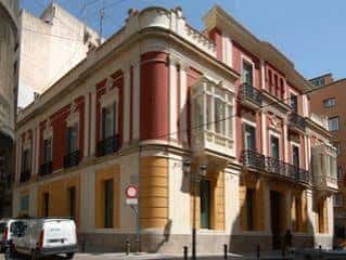 Vista exterior de la Casa Bardín desde la esquina de la calle, mostrando su fachada colorida y balcones tradicionales