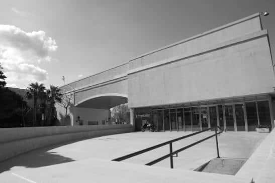 Fachada principal del recinto con acceso peatonal y estructura arquitectónica contemporánea