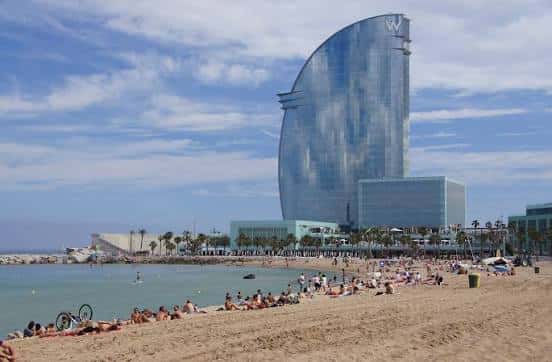 Vista panorámica de la playa con el hotel W Barcelona al fondo