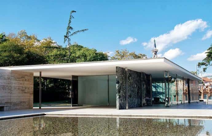 Fachada principal del Pabellón con muros de mármol y cristal bajo cielo azul