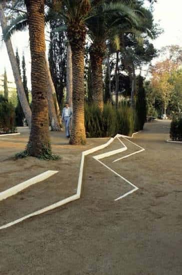 Sendero con palmeras y diseño geométrico en el suelo