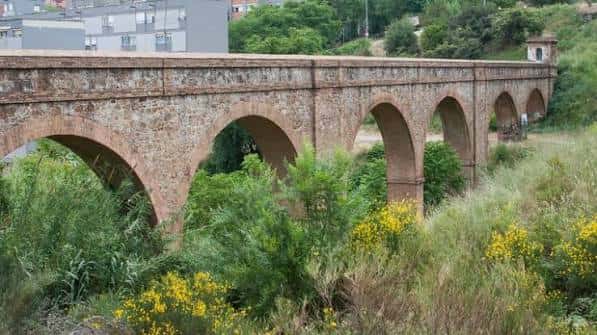 El acueducto de Ciutat Meridiana rodeado de vegetación y paisaje natural
