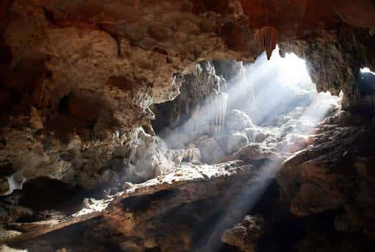 Vista del interior de la cueva con rayos de luz natural entrando por una abertura
