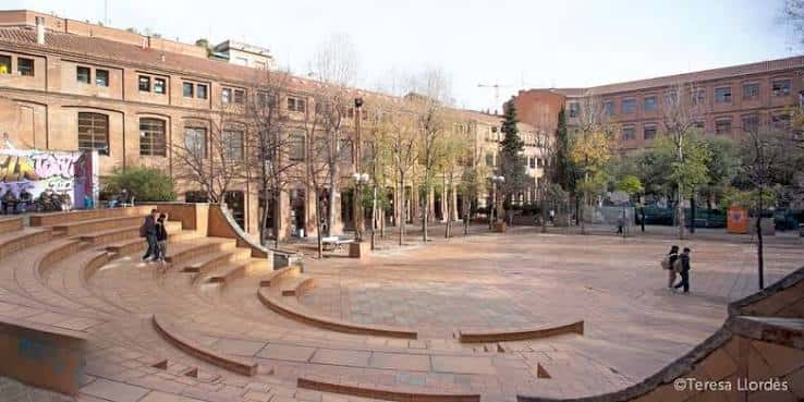 Plaza exterior del Centre Cívic La Sedeta con anfiteatro de piedra y árboles