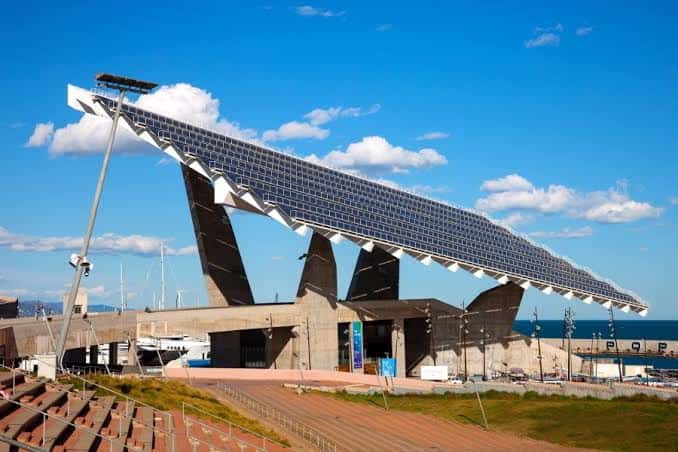El icónico techo solar del Parc del Fòrum bajo un cielo azul despejado