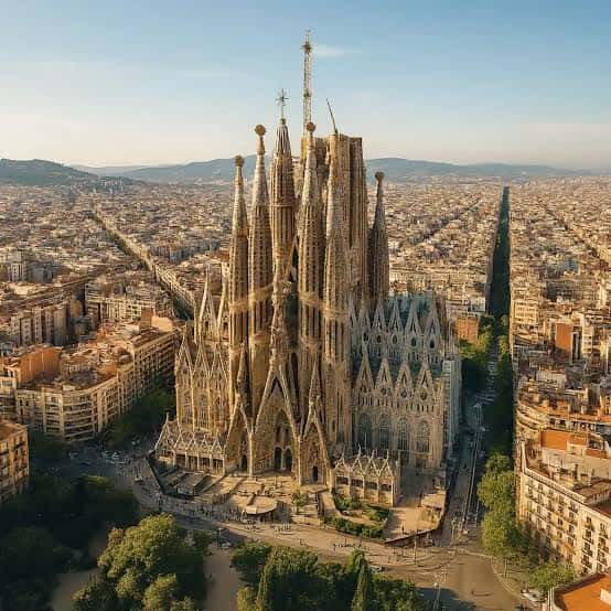 Vista aérea de la Sagrada Familia con la ciudad de Barcelona al fondo