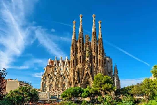 Fachada de la Sagrada Familia bajo un cielo azul despejado
