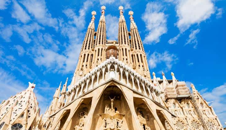 Detalle de las torres y la fachada de la Sagrada Familia