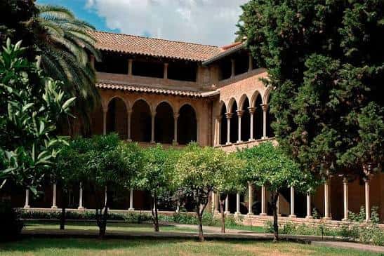 Vista del claustro gótico del Monestir de Pedralbes con arcos y jardines