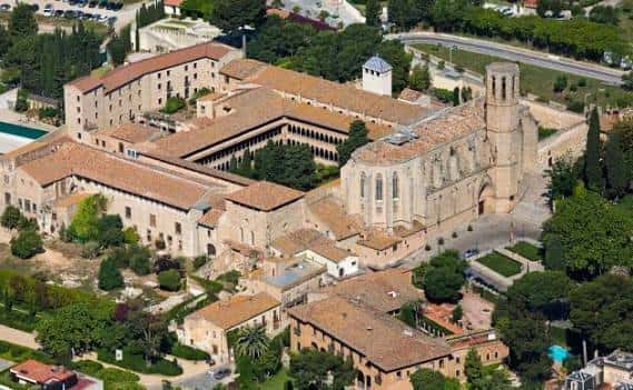 Vista aérea del complejo del Monestir de Pedralbes mostrando la iglesia y los claustros