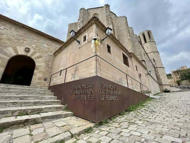 Fachada lateral de la iglesia del Monestir de Pedralbes con señalización histórica
