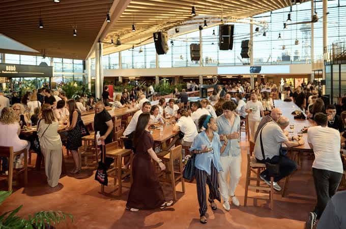 Vista interior del Time Out Market Barcelona mostrando el ambiente concurrido y la arquitectura del mercado
