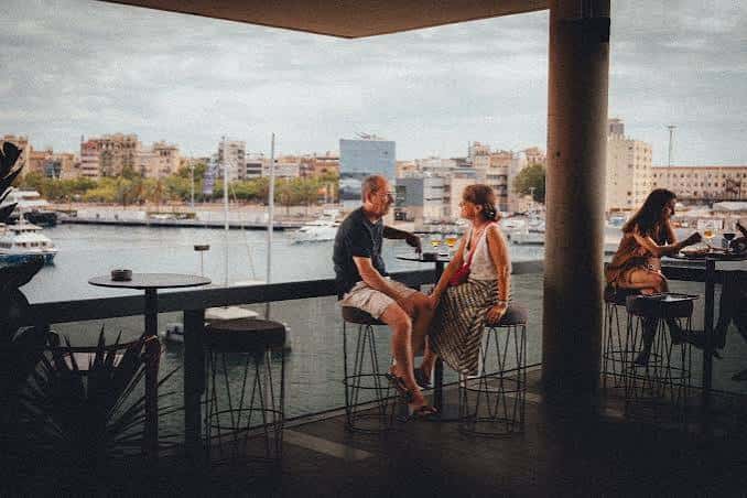 Terraza con vistas al puerto de Barcelona y ambiente relajado