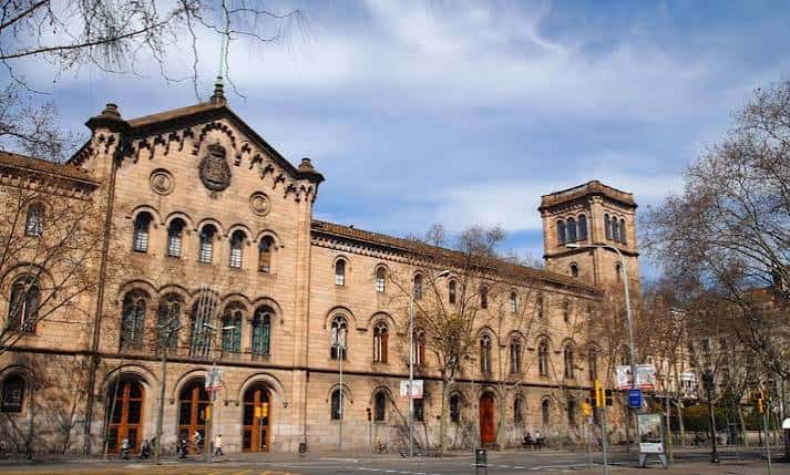 Fachada histórica de la Universitat de Barcelona con arquitectura neoclásica y torre emblemática