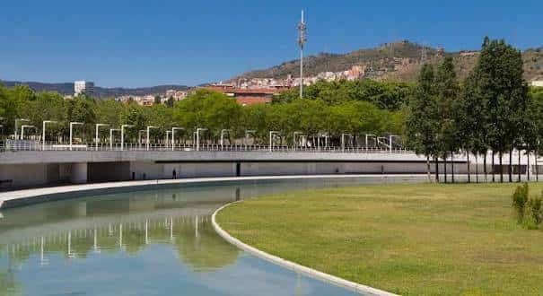 Vista del parque con estanque y zona verde bajo cielo despejado