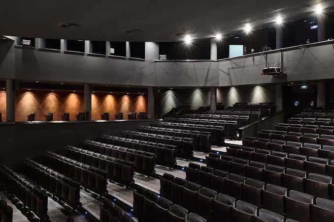 Interior del auditorio del Teatro Goya con butacas dispuestas en gradas y escenario iluminado