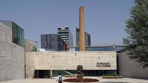 Entrada principal del museo con escultura central y chimenea al fondo