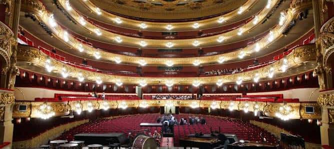 Vista panorámica del interior del Gran Teatre del Liceu con el público sentado en las gradas