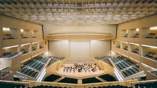 Vista panorámica del interior del auditorio con escenario y butacas