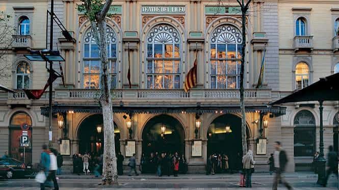 Fachada exterior del Gran Teatre del Liceu con el nombre visible y personas entrando