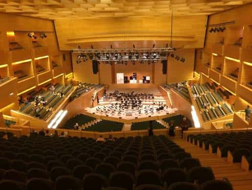 Interior del auditorio con orquesta en el escenario