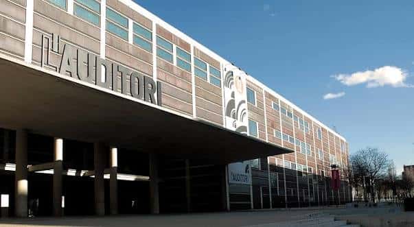 Fachada exterior del edificio L'Auditori con letrero