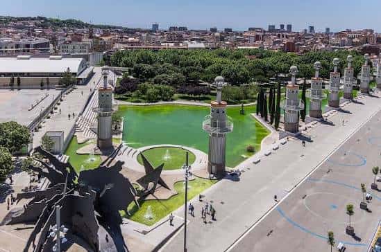 Vista aérea del Parc de l'Espanya Industrial mostrando sus torres emblemáticas y el lago central