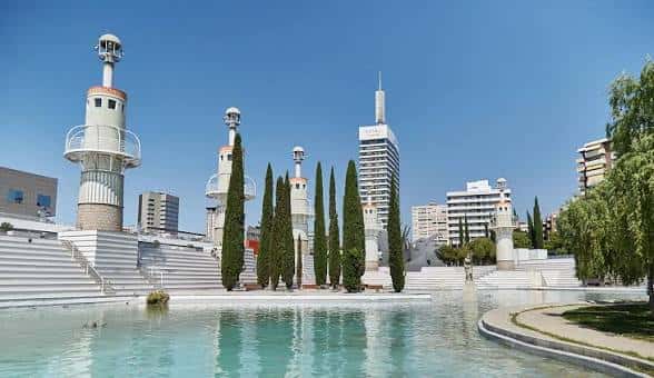 Plaza principal con las torres de agua y el edificio Torre Agbar al fondo