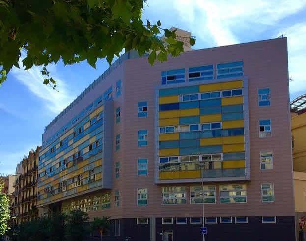 Fachada del instituto con detalles arquitectónicos y cielo azul