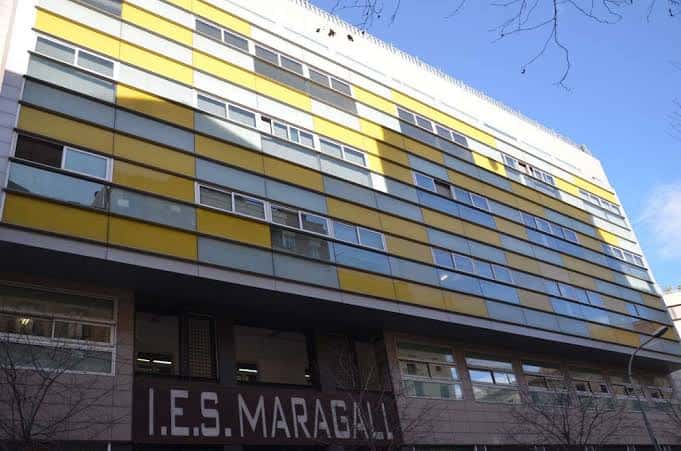 Detalle de la fachada con letrero 'I.E.S. MARAGALL' y diseño de ventanas