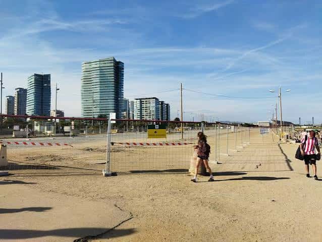 Passeig Solé i Pla con vista de edificios modernos y personas caminando