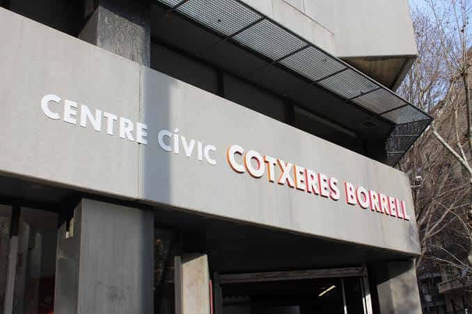 Vista exterior del edificio con el nombre Centre Cívic Cotxeres Borrell