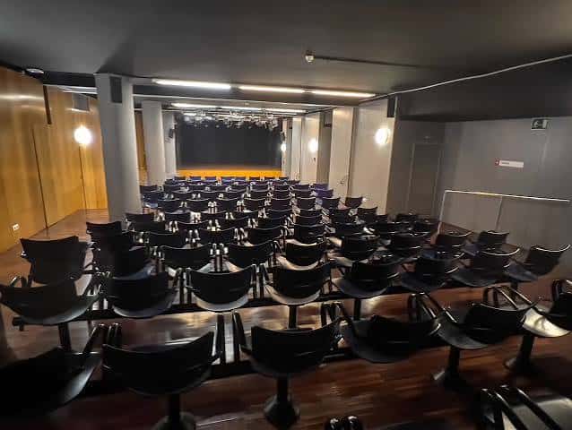 Interior del teatro Espai Escènic Tísner con butacas negras y escenario