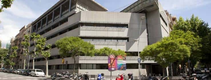 Fachada exterior del Centre Cívic Cotxeres Borrell rodeado de árboles