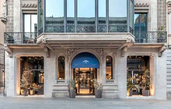 Fachada principal del Hotel Casa Sagnier con entrada iluminada y detalles arquitectónicos