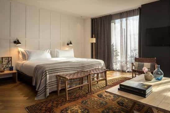 Habitación doble moderna con decoración elegante y vista a la calle