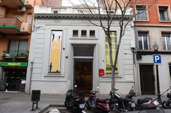 Fachada principal del Centre Cívic Sant Andreu con carteles de exposiciones y entrada accesible