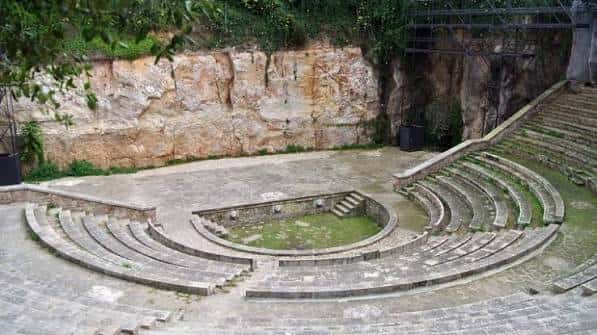 Vista del escenario y graderío del Teatre Grec sin público