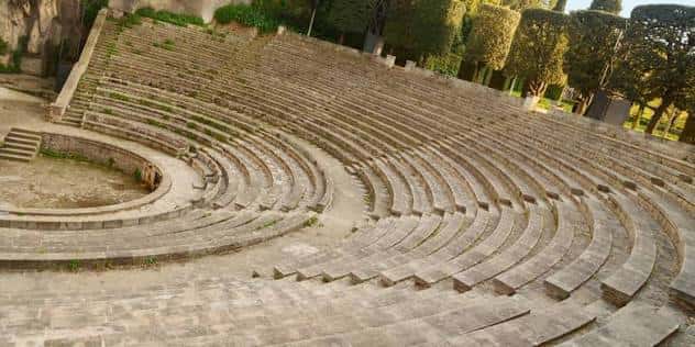Detalle de las gradas de piedra del Teatre Grec en un día soleado
