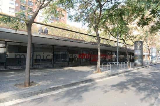 Vista exterior del Centre Municipal de Cultura Popular de Sant Andreu con árboles y fachada moderna