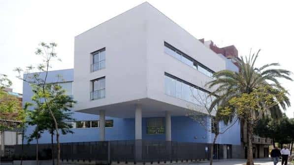 Vista exterior de la Biblioteca Bon Pastor con fachada moderna blanca y azul