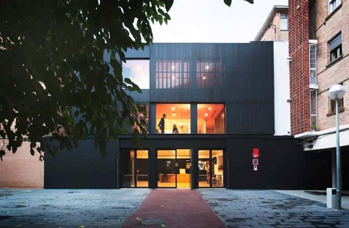 Fachada exterior del Centro Cívico Can Clariana con iluminación cálida
