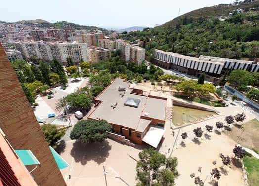 Vista aérea del complejo del Centre Cívic Casa Groga y su entorno urbano