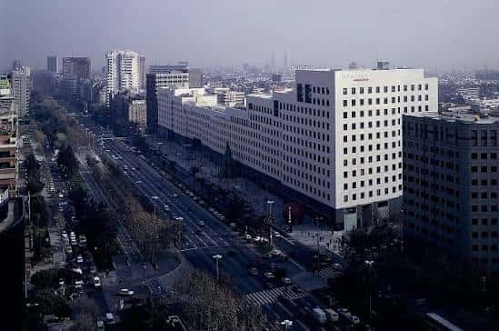 Vista aérea del complejo L'Illa Diagonal mostrando su extensión urbana y entorno circundante