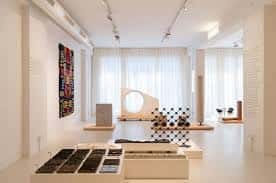 Interior de la galería ÚNICO con exposiciones de diseño y arte contemporáneo
