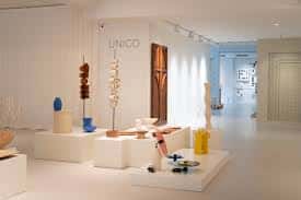 Espacio expositivo de ÚNICO Gallery con piezas de diseño y mobiliario minimalista