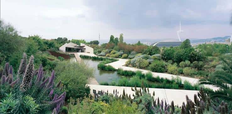 Vista panorámica del jardín botánico con senderos, estanques y vegetación diversa