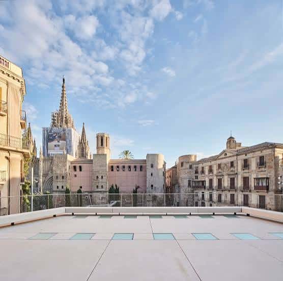 Terraza panorámica del edificio con vistas a la Catedral de Barcelona y tejados históricos