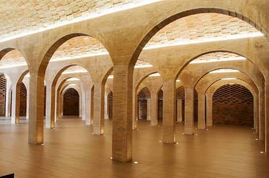 Interior del Dipòsit del Rei Martí con bóvedas de ladrillo y columnas de piedra