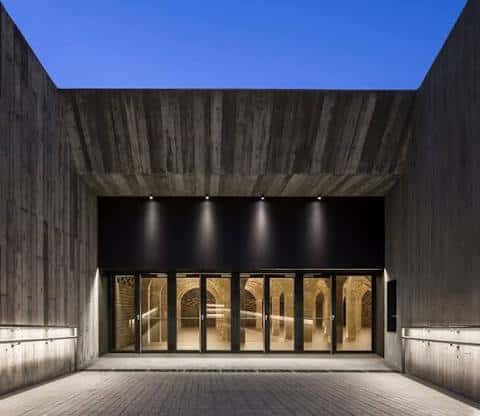 Fachada exterior del Dipòsit del Rei Martí con iluminación nocturna